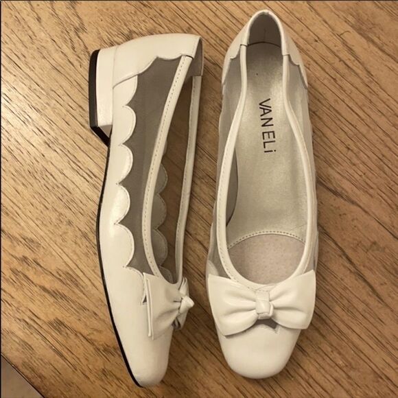 VANELI WHITE LEATHER FLATS. NEW - Picture 2 of 6